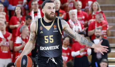 H ακατανόητη απάντηση του Μάικ Τζέιμς για το σπρώξιμο στον Οκόμπο: Δεν έχουμε δει Διαμαντίδη και Παπαλουκά να κάνουν το ίδιο, του γράφουν