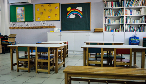 Συνελήφθη γιαγιά στα Πατήσια που επιτέθηκε και τραυμάτισε νηπιαγωγό όταν δεν της παρέδωσαν το εγγόνι της
