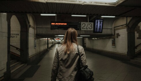 Τα 5 κόκκινα σημαιάκια που αποδεικνύουν ότι συνομιλείτε με έναν stalker