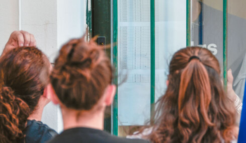 Οι εκτιμήσεις για τις βάσεις στις σχολές: Άνοδος σε Ιατρική και Πολυτεχνικές, πού αναμένεται πτώση, αναλυτικά οι πίνακες
