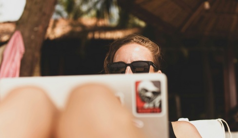 Γιατί όταν δεν θέτουμε όρια στη δουλειά καταλήγουμε φτωχότεροι