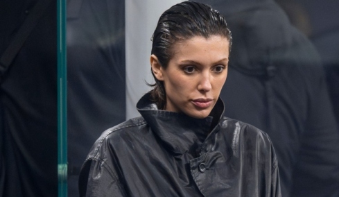 Η Μπιάνκα Σενσόρι έκανε μια νέα αποκαλυπτική εμφάνιση, περπατούσε στον δρόμο με κορμάκι και καλσόν