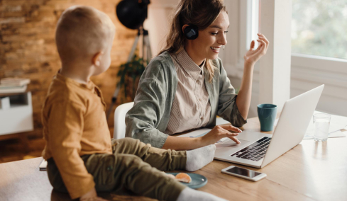 Εργαζόμενοι γονείς: Το 74% θα άλλαζε δουλειά εάν ήταν αναγκασμένο να πηγαίνει στο γραφείο σε καθημερινή βάση