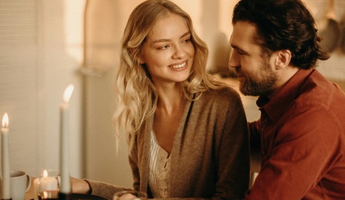 Τρία πράγματα που μας ξενερώνουν σε δευτερόλεπτα στο πρώτο ραντεβού 