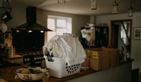 Σταμάτησε να κάνει δουλειές όταν ο σύζυγός της σχολίασε πως δεν προσφέρει τίποτα - Σε 2 μέρες της ζήτησε συγγνώμη