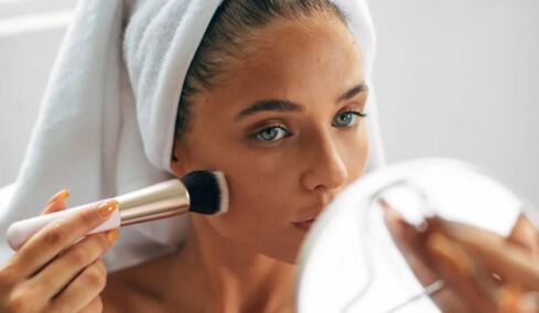 Πώς θα καθαρίσετε αποτελεσματικά τα πινέλα του μακιγιάζ