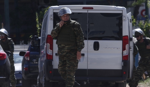 Χαλάνδρι: Ελεγχόμενη έκρηξη για δύο ύποπτες σακούλες έξω από το προξενείο της Ρωσίας