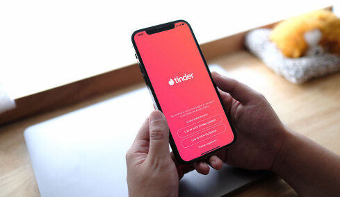 Το Tinder λανσάρει λειτουργία με τεχνητή νοημοσύνη που σαρώνει τις φωτογραφίες για να βρει κατάλληλο ταίρι