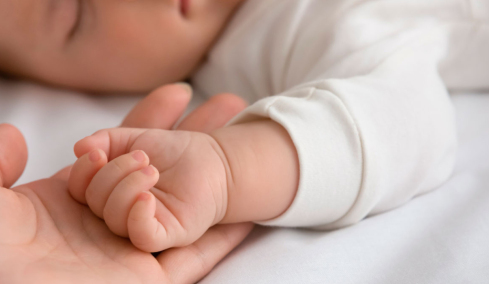  Κύκλωμα συμβολαιογράφων μοίραζε άδειες παραμονής με αναγνώριση πατρότητας σε παιδιά Ρομά 