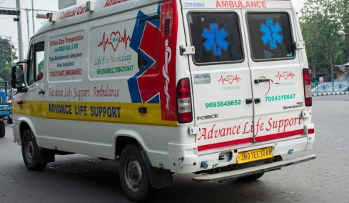 Ούτε στις ταινίες: «Εγκεφαλικά νεκρή» γυναίκα στην Ινδία επανήλθε όταν ασθενοφόρο έπεσε σε λακκούβα