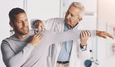 Καρκίνος πνεύμονα: Το ελάχιστα γνωστό σύμπτωμα που επηρεάζει το χέρι