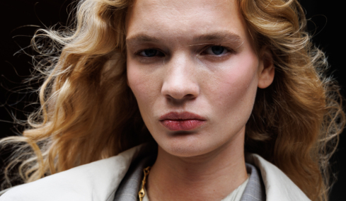 Το εύκολο τρικ με το ρουζ για εφέ λίφτινγκ στο πρόσωπο