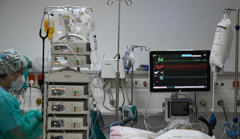 Στη ΜΕΘ του ΠΑΓΝΗ με μηνιγγίτιδα ειδικευόμενη γιατρός
