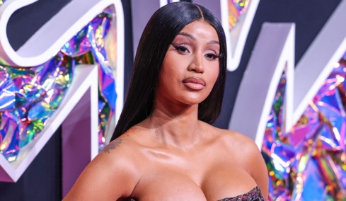 Η Cardi B θέλει να κάνει ξανά πλαστική στο στήθος της:	Έχουν περάσει 18 χρόνια, πρέπει να το φτιάξω