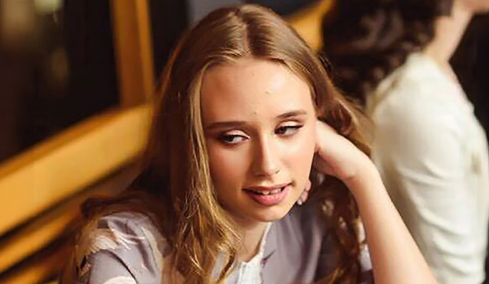 Η «κρυφή» κόρη του Πούτιν κατακεραυνώνει τον πατέρα της και στηρίζει Ουκρανία: «Πήρε εκατομμύρια ζωές»