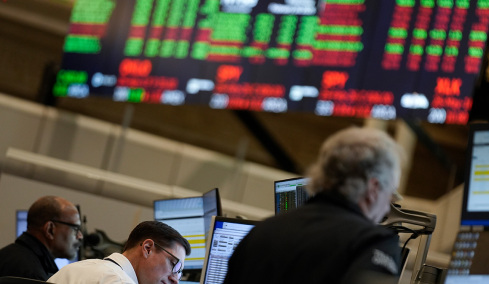 Wall Street: Παρασύρθηκαν οι δείκτες από την τεχνολογική πτώση – Ανησυχία για την Oracle
