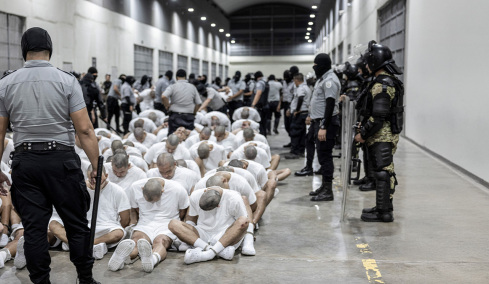 Το CBS News ανέβαλε το ντοκιμαντέρ για τη φυλακή CECOT στο Ελ Σαλβαδόρ, δείτε το τρέιλερ που αποσύρθηκε