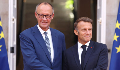 Επιφυλακτικό το Βερολίνο με το «εμπορικό μπαζούκα» που ζήτησε ο Μακρόν κατά των δασμών του Τραμπ