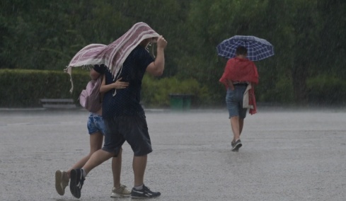 Καταιγίδες με πολλούς κεραυνούς και χαλάζι στα βορειοανατολικά της Αττικής, οι περιοχές που θα χτυπήσει η κακοκαιρία