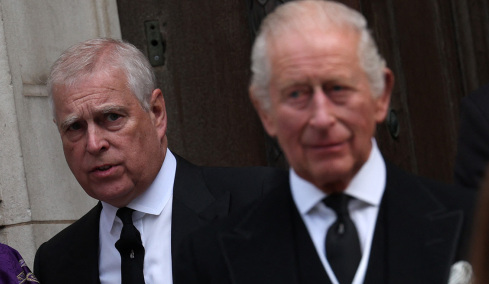 Αφαιρούνται όλοι οι τίτλοι από τον Άντριου, χάνει και το «πρίγκιπας» - Ο Κάρολος τον διώχνει από την βασιλική κατοικία