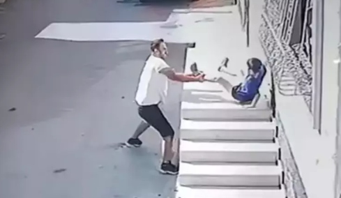 Άνδρας κυνηγά 7χρονο αγόρι στην Τουρκία, το χτυπάει και το πετάει στο έδαφος από ύψος - Σκληρό βίντεο από τη στιγμή της επίθεσης