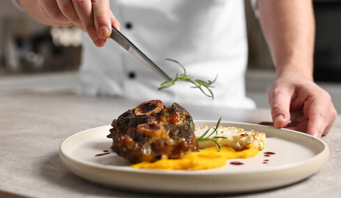 Συνελήφθη τηλεοπτικός σεφ για χρέη 350.000 ευρώ προς το Δημόσιο