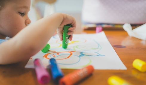 Δασκάλα στο Λουτράκι κατήγγειλε στην Αστυνομία 6χρονο μαθητή ότι τη θώπευσε επειδή την άγγιξε για να της δείξει τη ζωγραφιά του