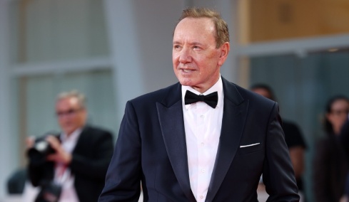 Aπό την αποθέωση του Χόλιγουντ στην παρακμή: Πώς ο Κέβιν Σπέισι κατέληξε να περιφέρεται με μια βαλίτσα