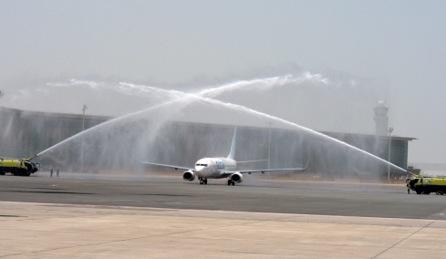 O λόγος που τα πυροσβεστικά βρέχουν με νερό τα αεροπλάνα που προσγειώνονται - Τι είναι το water salute