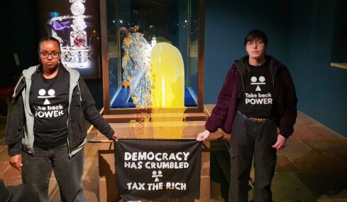 Ακτιβιστές πέταξαν μηλόπιτα στη βιτρίνα με το βρετανικό αυτοκρατορικό στέμμα, δείτε βίντεο
