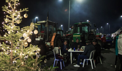 Έτοιμοι για γιορτές στα μπλόκα οι αγρότες: Αρνούνται τον διάλογο εάν δεν εκπληρωθούν κάποια αιτήματα, για νομικές συνέπειες προειδοποιεί η κυβέρνηση 