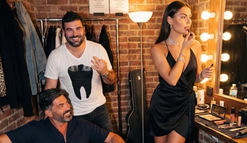 Ο Σπύρος Μαρτίκας απαντά για τις φωτογραφίες που έφτιαξε με AI δίπλα στον Παντελή Παντελίδη: Πού είδατε ασέβεια;