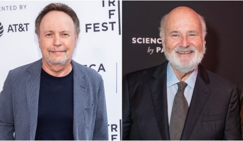 Μπίλι Κρίσταλ: Συντετριμμένος έξω από το σπίτι όπου δολοφονήθηκε ο Ρομπ Ράινερ και η σύζυγός του