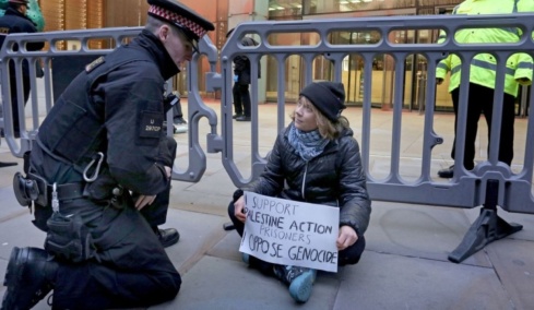 Ελεύθερη αφέθηκε η Γκρέτα Τούνμπεργκ μετά τη σύλληψή της στο Λονδίνο για διαμαρτυρία υπέρ της Παλαιστίνης 