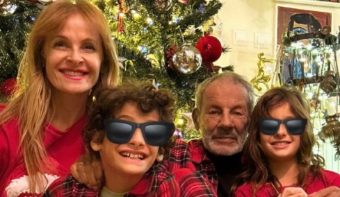 Σταύρος Ξαρχάκος: Η σπάνια φωτογραφία με την Ηρώ Σαΐα και τα δίδυμα παιδιά τους μπροστά από το χριστουγεννιάτικο δέντρο