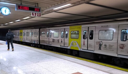 Άρπαξε αλυσίδα με απειλή όπλου, μπήκε στο τούνελ του Μετρό για να διαφύγει και σταμάτησε η κυκλοφορία, δύο συλλήψεις