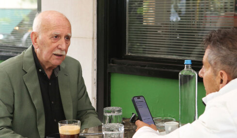 Όταν ο Γιώργος Παπαδάκης μιλούσε στον Δανίκα: Όλη η ζωή του, η οικογένειά του, οι καλές και οι κακές στιγμές και τα 34 χρόνια «Καλημέρα Ελλάδα»