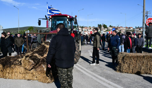 Κλειστή η εθνική οδός Αθηνών - Λαμίας από το Κάστρο Βοιωτίας, απέκλεισαν και παράδρομους οι αγρότες: «Οι οδηγοί να βάλουν τα GPS» λένε