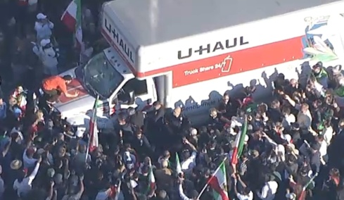 Φορτηγό έπεσε σε διαδηλωτές υπέρ του Ιράν στο Λος Άντζελες: Άγνωστος ο αριθμός των τραυματιών, δείτε βίντεο