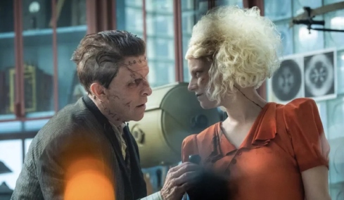 Κυκλοφόρησε το τρέιλερ της ταινίας The Bride σε σκηνοθεσία της Μάγκι Τζίλενχαλ
