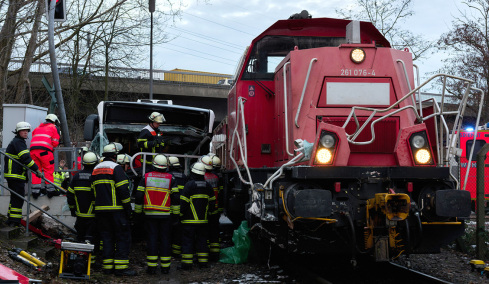 Ένας νεκρός από σύγκρουση τρένου με λεωφορείο στο λιμάνι του Αμβούργου, δείτε φωτογραφίες