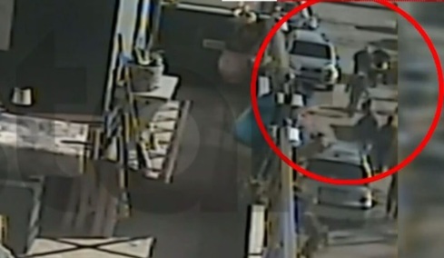 Ερέτρια: Η στιγμή που ομάδα νεαρών κυνηγά τον 16χρονο πριν τον ξυλοκοπήσει άγρια για ένα κορίτσι - Δείτε βίντεο