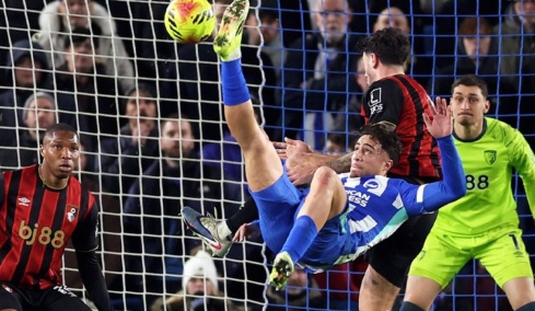 Μπράιτον-Μπόρνμουθ 1-1: Αδιανόητο ψαλιδάκι από τον Κωστούλα, μπήκε αλλαγή και χάρισε τον βαθμό στην ομάδα του, δείτε το γκολ