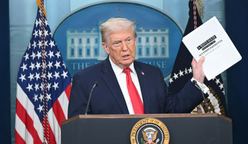 Τραμπ: Θα μάθετε πόσο μακριά θα το πάω με τη Γροιλανδία - Σκληροί οι Μακρόν και Στάρμερ όταν δεν είμαι μπροστά
