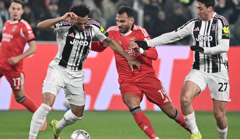 Champions League: Η Γιουβέντους 2-0 την Μπενφίκα «κλείδωσε» τα play off, η Μπαρτσελόνα 2-4 στην Πράγα, δείτε γκολ
