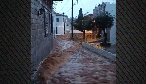 Προβλήματα και στην Ύδρα από την κακοκαιρία: Ορμητικός χείμαρρος περνάει μπροστά από σπίτια, δείτε βίντεο