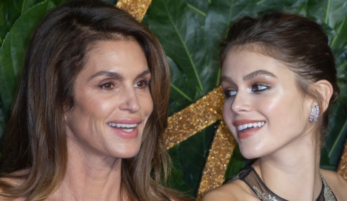 Η κόρη της Σίντι Κρόφορντ μεγάλωσε με τις γυμνές φωτογραφίες της μητέρας της: «Δεν ήταν χυδαίες, ήταν καλλιτεχνικές» λέει