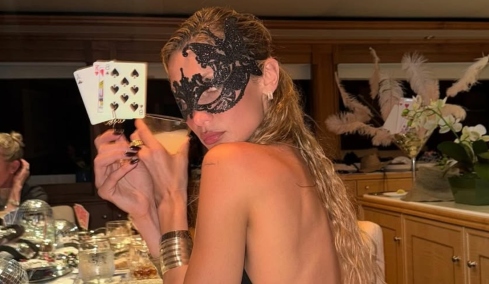 Η Μπέλα Χαντίντ πόζαρε με αποκαλυπτικό φόρεμα στο Instagram