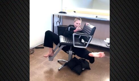 Τα ακροβατικά της Σαρλίζ Θερόν σε μία καρέκλα, δείτε βίντεο
