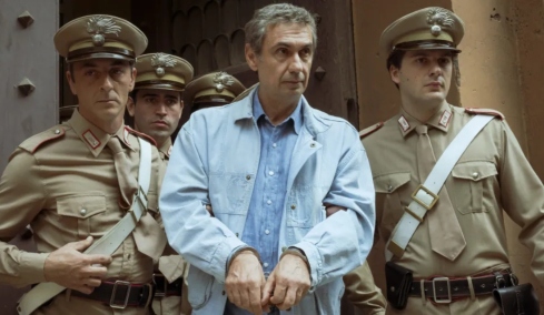 Portobello: Η σειρά για τον «βασιλιά» της ιταλικής τηλεόρασης που κατηγορήθηκε άδικα για διασυνδέσεις με τη μαφία